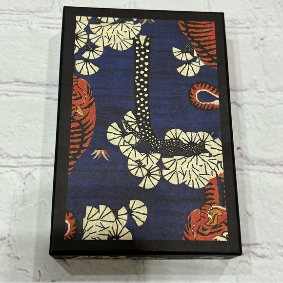 Gucci Tiger Print Box for an IPhone 7 case EUC - Picture 5 of 6